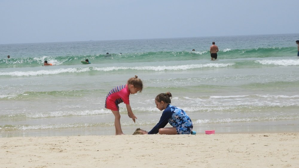Brasil playa niñas jugando