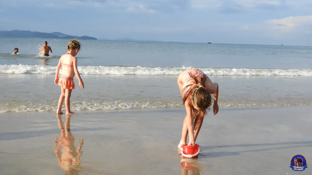 Delfina y Lourdes jugando en Praia da Daniela