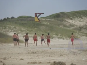 Jugando al fútbol en la playa