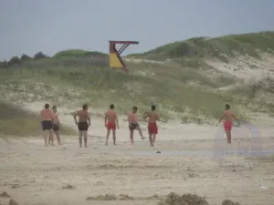 Jugando al fútbol en la playa