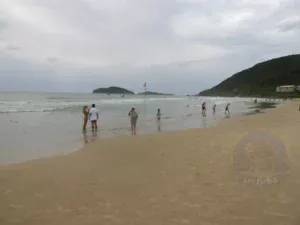 Turistas en Praia do Santinho