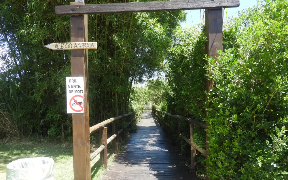 Acceso a la playa de Ponta das canas